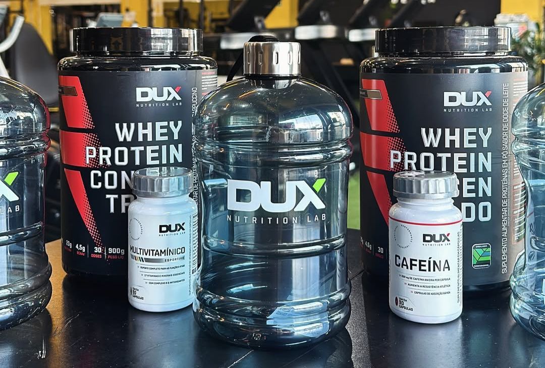 Kit Whey Protein Concentrado 900g + Mini Galão Dux Nutrition Sabor Cappuccino