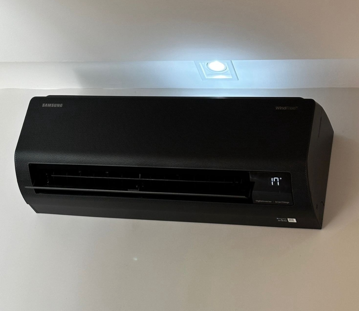 Ar-condicionado Split Inverter Samsung WindFree Black Edition Sem Vento 12.000 BTUs Quente e Frio AR12CSECABTNAZ 220V